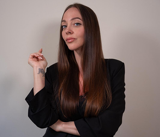 Marcella Barbiere in posa con giacca nera